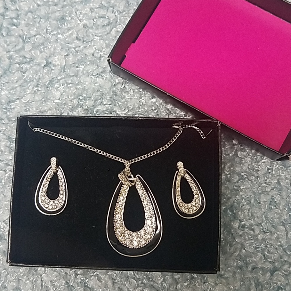 Necklace and earrings set - Picture 1 of 3
